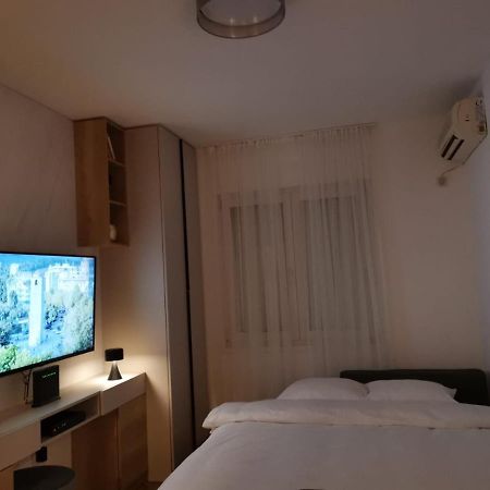 Studio Apartment Art Zone 포드고리차 외부 사진