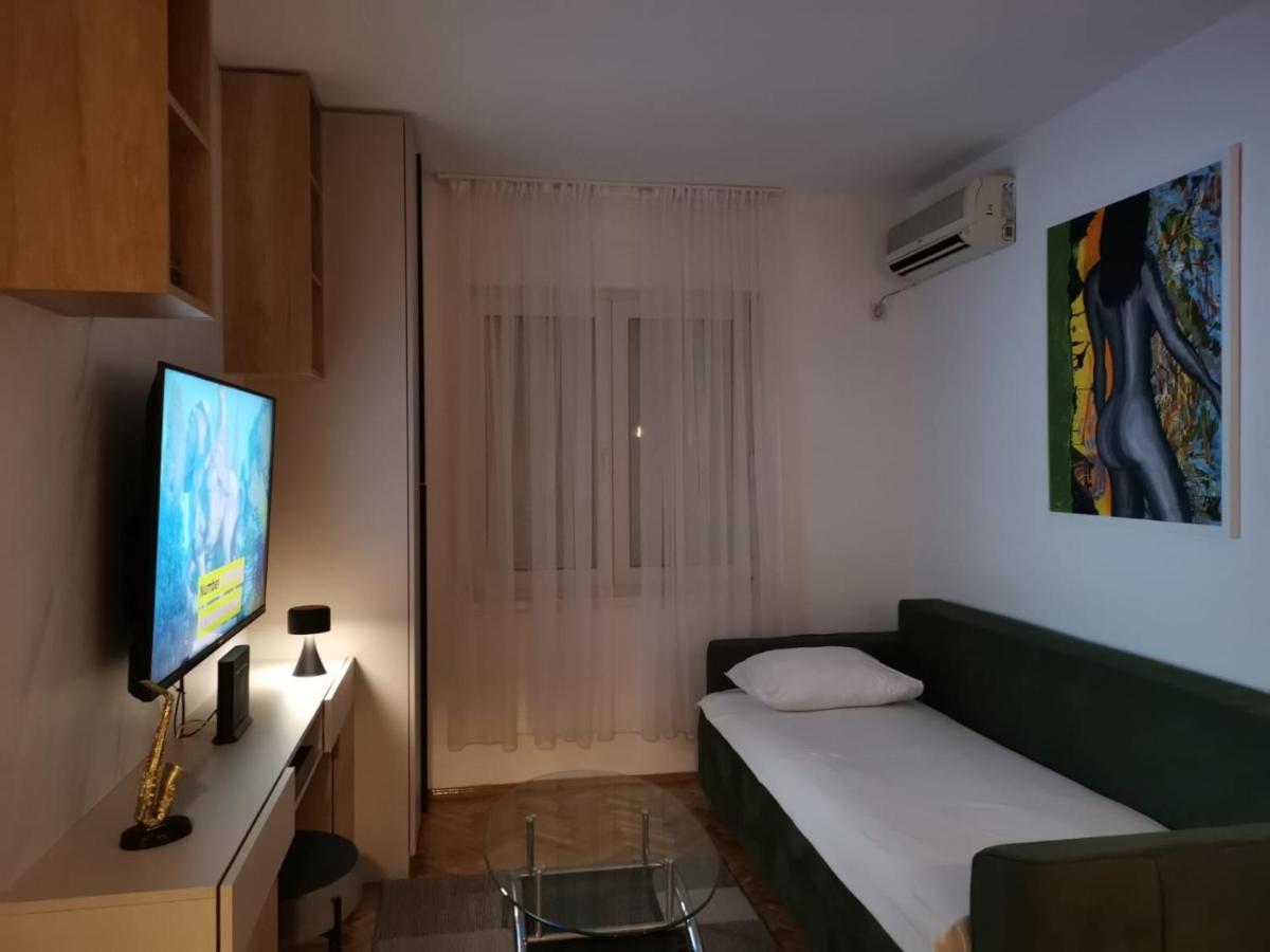 Studio Apartment Art Zone 포드고리차 외부 사진