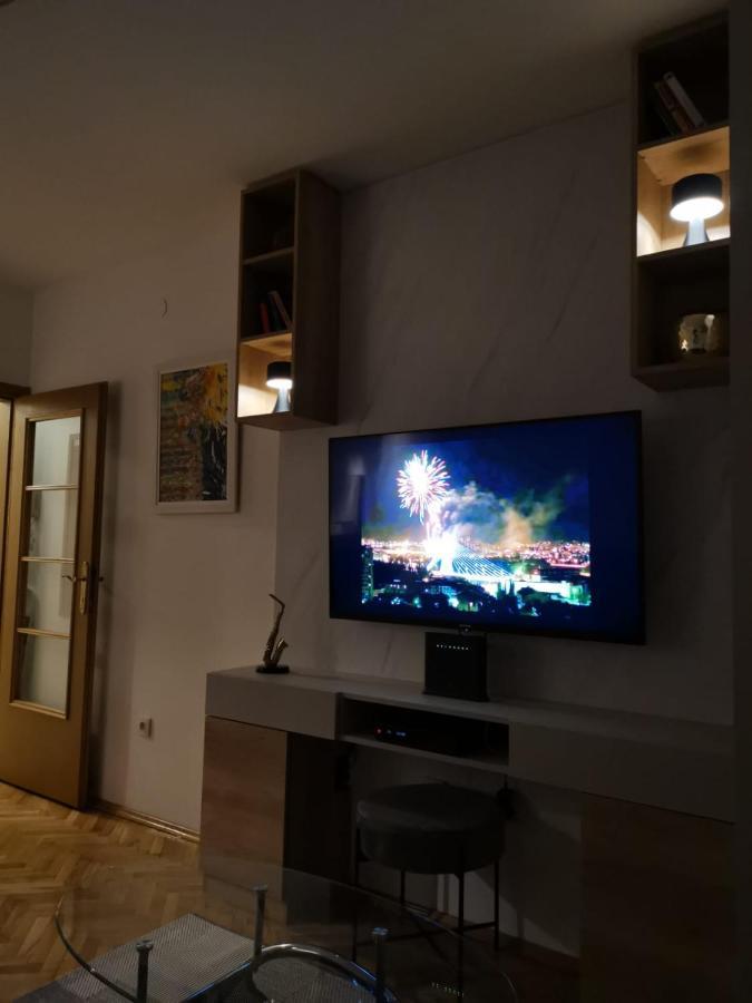 Studio Apartment Art Zone 포드고리차 외부 사진