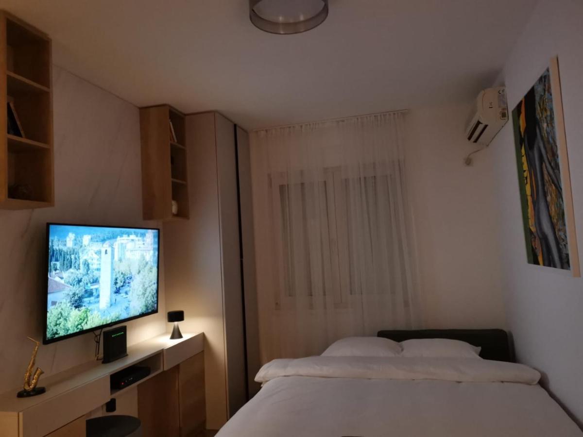 Studio Apartment Art Zone 포드고리차 외부 사진